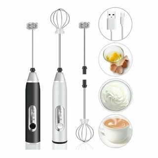 Mixers elétricos preto e branco com batedores e acessórios para bebidas